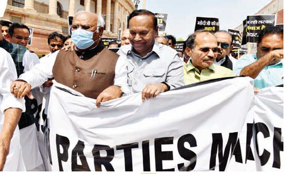 कांग्रेस पीछे हटने को तैयार नहीं